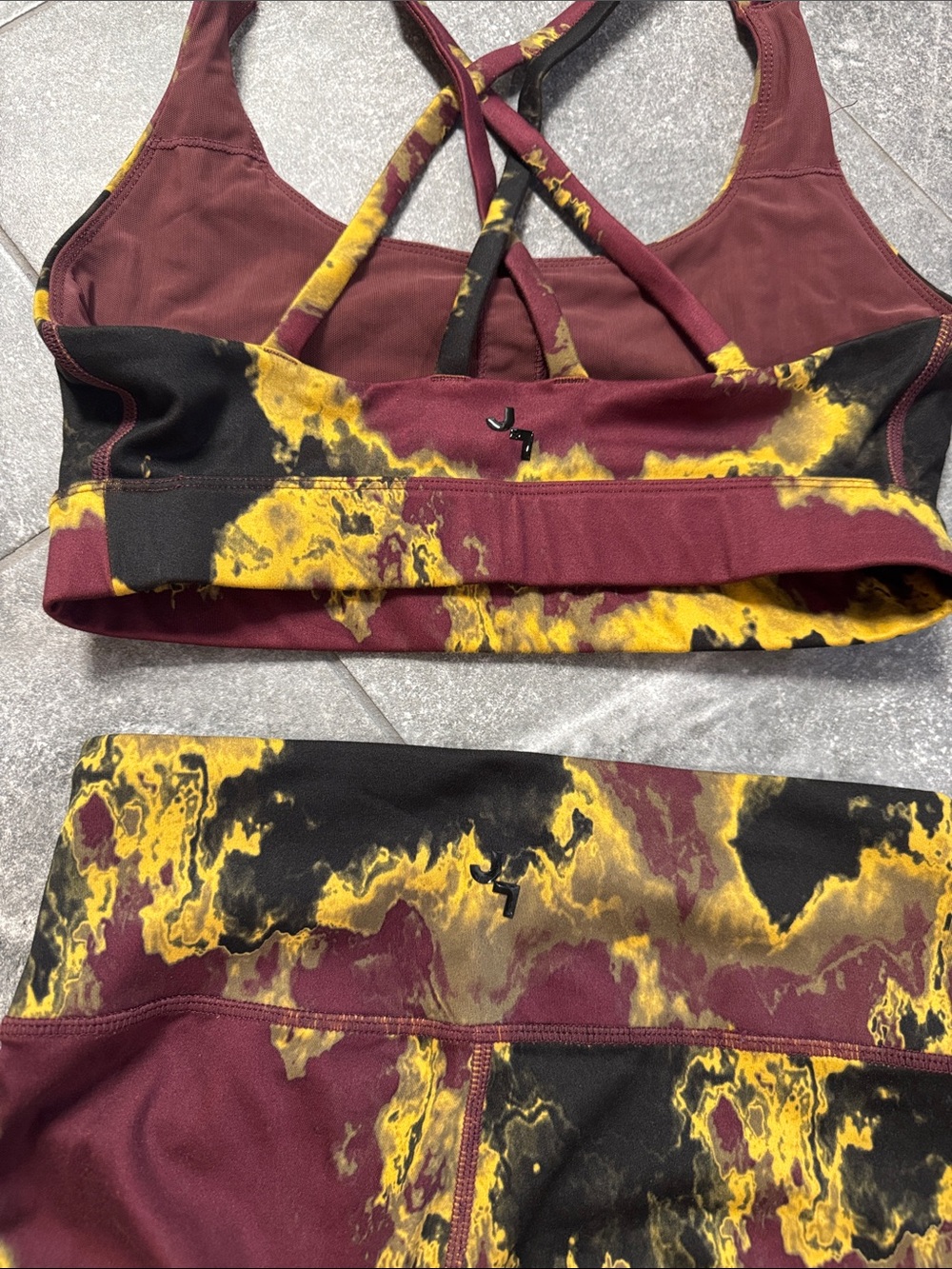 Acid WashHigh-Waist Leggings & Strappy Sports Bra Set - Burgundy, Black & Gold - Picture 5 of 7